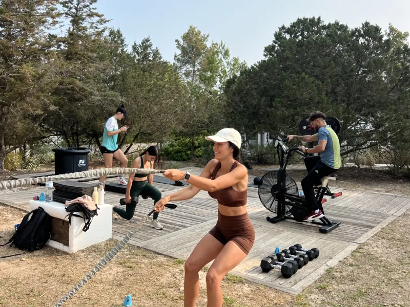 Entrenamiento grupal al aire libre en Ibiza