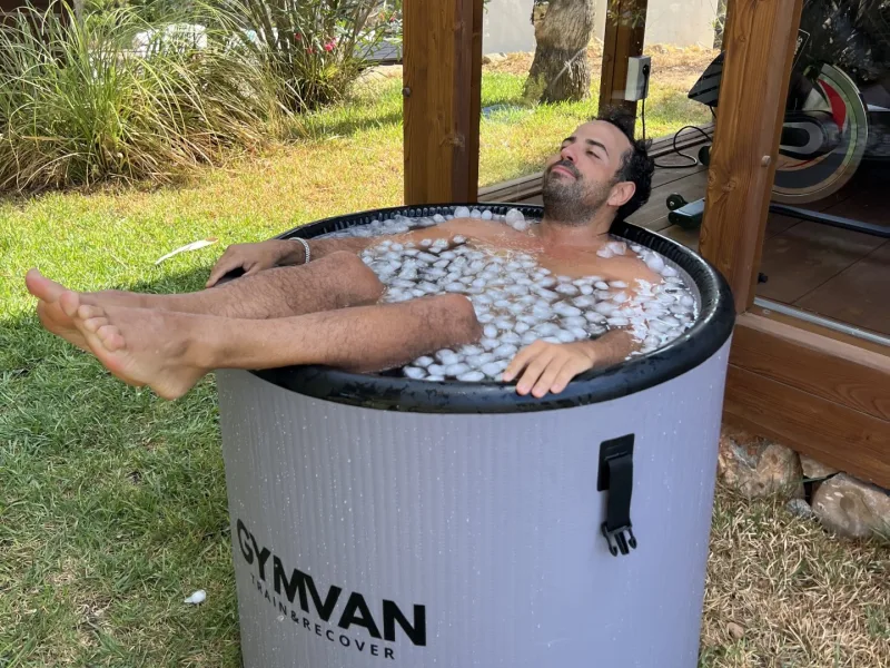Pablo en ice bath - recuperación deportiva tras entrenamiento en Ibiza