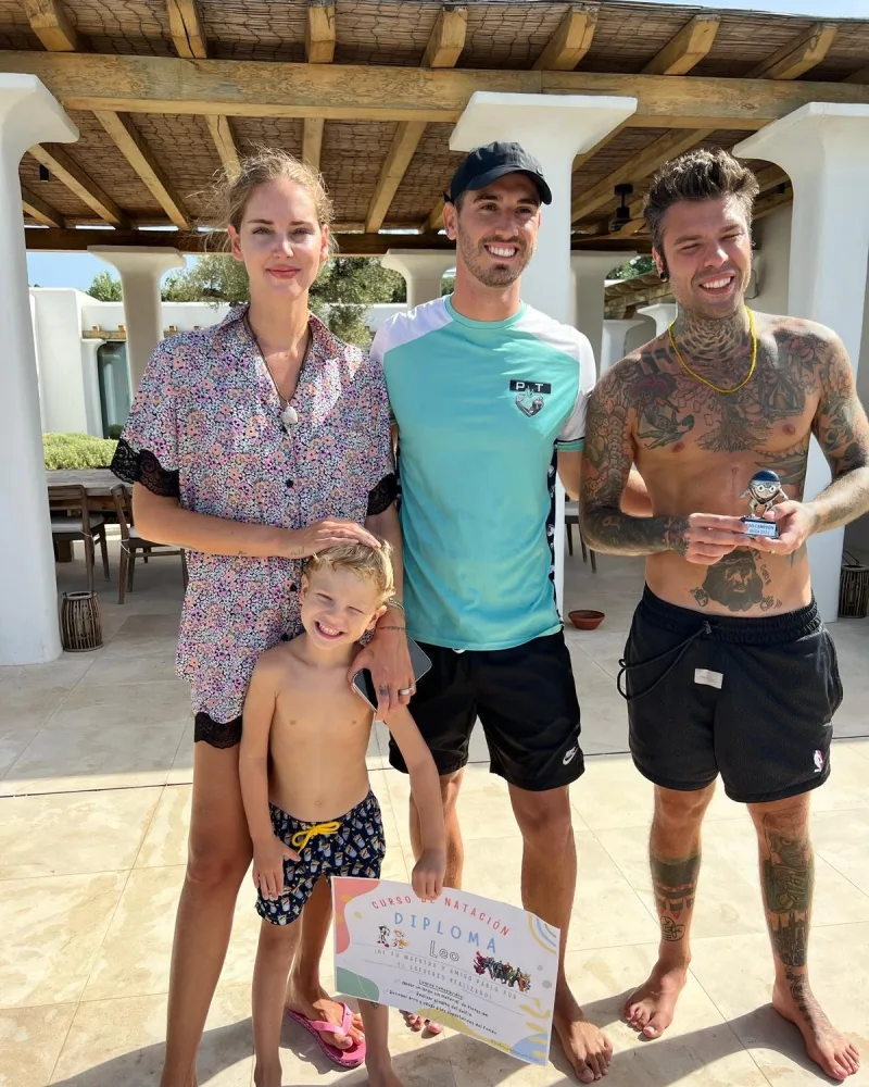Entrenador Gym Van con familia VIP tras clase de natación privada en Ibiza